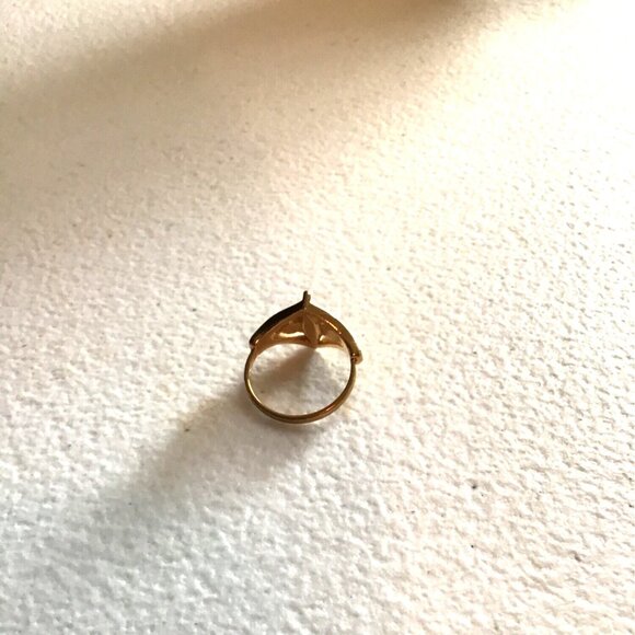 WOMENS GOLD TONE WITH GREEN CENTER DTONE RING Size 5 - Picture 4 of 4